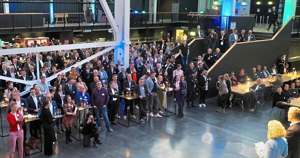 Hunderte Gäste aus Wirtschaft, Politik und Verwaltung aus dem gesamten Landkreis Ludwigsburg waren ins Speisewerk des Ludwigsbur Hunderte Gäste aus Wirtschaft, Politik und Verwaltung aus dem gesamten Landkreis Ludwigsburg waren ins Speisewerk des Ludwigsburger urbanharbor eingeladen.