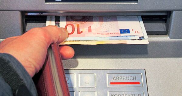 Mit den EC-Karten ihrer Opfer hoben die Betrüger Geld an Bankautomaten ab. Mit den EC-Karten ihrer Opfer hoben die Betrüger Geld an Bankautomaten ab.