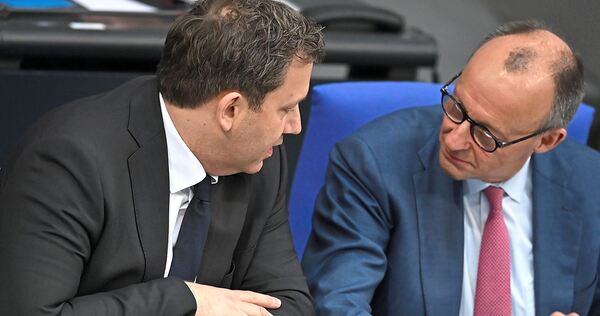 Haben mehr zu besprechen denn je: Lars Klingbeil (li.) und Friedrich Merz auf der Regierungsbank im Bundestag. Foto: Elisa Schu/ Haben mehr zu besprechen denn je: Lars Klingbeil (li.) und Friedrich Merz auf der Regierungsbank im Bundestag.