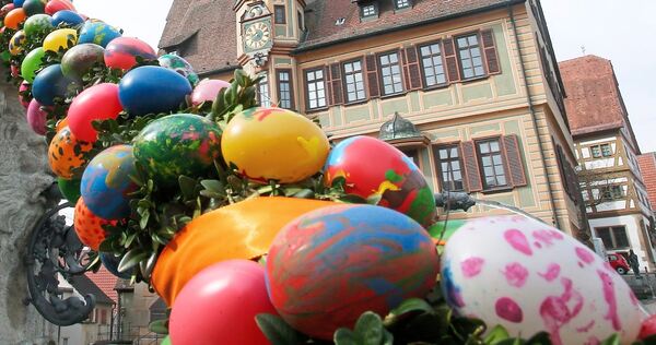 Die Bietigheimer Altstadt ist für das Osterbrunnenfest wieder bunt geschmückt. Die Bietigheimer Altstadt ist für das Osterbrunnenfest wieder bunt geschmückt.