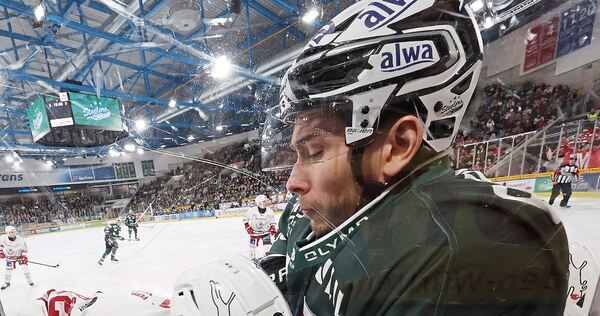 Kämpft auch mal mit harten Bandagen: Steelers-Stürmer Filip Reisnecker (rechts), hier an der Bande im Clinch mit Patrick Demetz Kämpft auch mal mit harten Bandagen: Steelers-Stürmer Filip Reisnecker (rechts), hier an der Bande im Clinch mit Patrick Demetz von den Eisbären Regensburg.