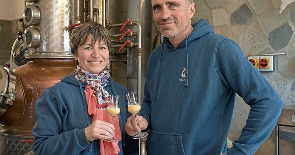 Claudia und Philipp Krügele betreiben nicht nur eine Brennerei, sondern auch Weinbau. Claudia und Philipp Krügele betreiben nicht nur eine Brennerei, sondern auch Weinbau.