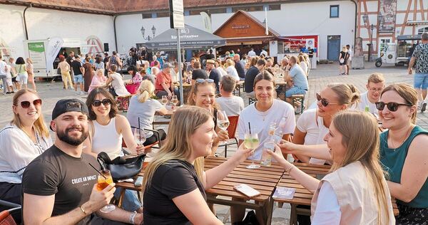 Der Feierabend-Markt ist eine erfolgreiche Veranstaltung des MCB. Der Feierabend-Markt ist eine erfolgreiche Veranstaltung des MCB.