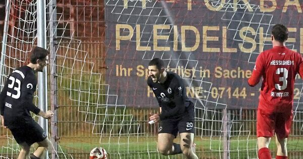 Livio Falco (2. von links) macht mit seinem Tor zum 3:1 in Hessigheim den Sack zu.Foto: Baumann Livio Falco (2. von links) macht mit seinem Tor zum 3:1 in Hessigheim den Sack zu.