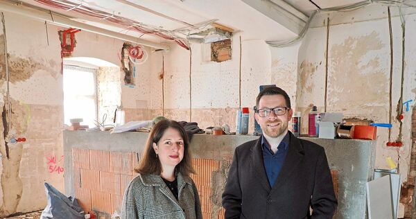 „Wir haben den richtigen Zeitpunkt erwischt“: Anke Kollmar, Schulleiterin des Helene-Lange-Gymnasiums, und Bürgermeister Jens Hü „Wir haben den richtigen Zeitpunkt erwischt“: Anke Kollmar, Schulleiterin des Helene-Lange-Gymnasiums, und Bürgermeister Jens Hübner in der Schulküche, die bis zu den Sommerferien Baustelle bleiben wird.