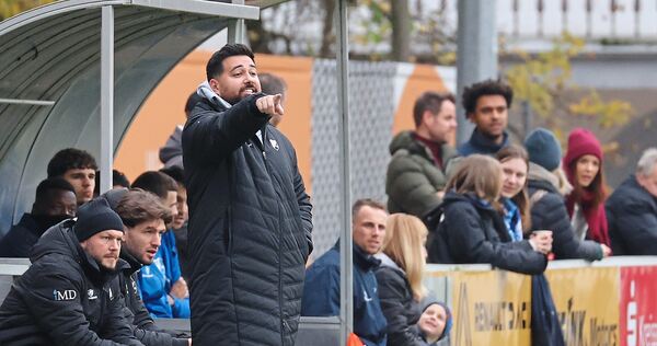 Der Co-Trainer und Sportliche Leiter Ferdinand Groß (links sitzend) äußert sich klar zur Zukunft beim FSV und von Trainer Daniel Der Co-Trainer und Sportliche Leiter Ferdinand Groß (links sitzend) äußert sich klar zur Zukunft beim FSV und von Trainer Daniel Zmpitas (stehend).