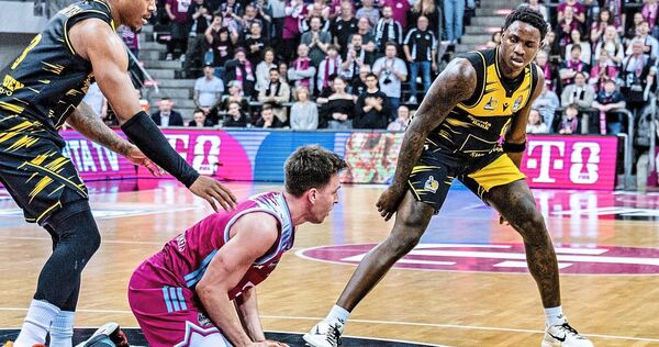 Stef Smith (links) und Babacar Sane (rechts) kesseln den Bonner Grayson Murphy ein. Foto: Eibner Stef Smith (links) und Babacar Sane (rechts) kesseln den Bonner Grayson Murphy ein.
