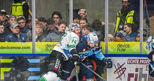 Voller Körpereinsatz: Der Bietigheimer Doppeltorschütze Tyler McNeely (links) checkt Ravensburgs Philipp Mass an der Bande. Foto Voller Körpereinsatz: Der Bietigheimer Doppeltorschütze Tyler McNeely (links) checkt Ravensburgs Philipp Mass an der Bande.