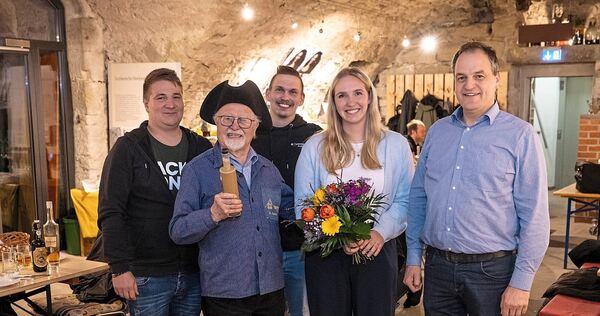 Madlene Kühnle-Eberle freut sich über die unerwarteten Geschenke. Madlene Kühnle-Eberle freut sich über die unerwarteten Geschenke.