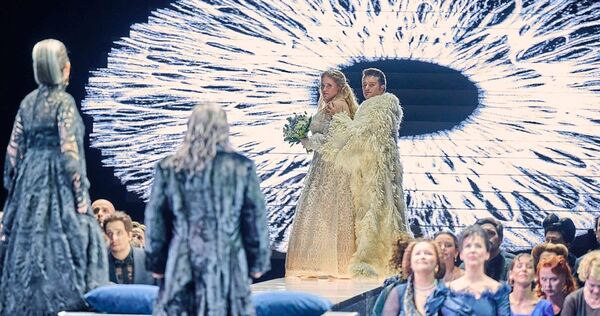 „Trauriges Märchen für Erwachsene“: Die „Lohengrin“-Inszenierung in Baden-Baden. „Trauriges Märchen für Erwachsene“: Die „Lohengrin“-Inszenierung in Baden-Baden.