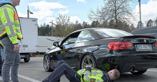 Gibt es Schleifspuren an dem tiefergelegten Sportwagen? Ein Polizist schaut da bei der Kontrolle genau hin. Auf getunten Autos l Gibt es Schleifspuren an dem tiefergelegten Sportwagen? Ein Polizist schaut da bei der Kontrolle genau hin. Auf getunten Autos lag dann bei einer weiteren Kontrolle am Freitagabend in Böblingen der Fokus.