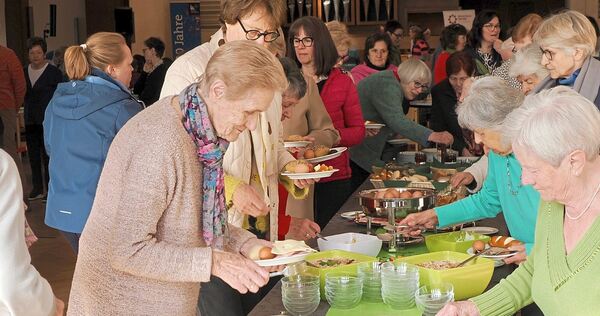 Rund 90 Frauen treffen sich in der Karlshöhe zum Frühstück. Rund 90 Frauen treffen sich in der Karlshöhe zum Frühstück.