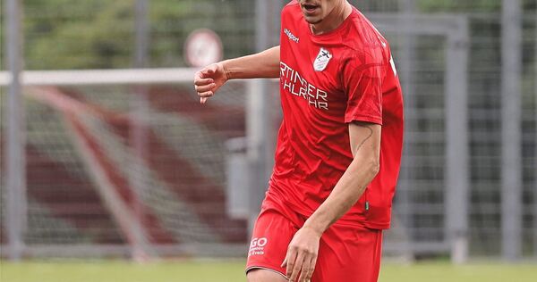 Auch im hohen Fußballeralter einer der Besten: Löchgaus Routinier Peter Wiens. Foto:Baumann Auch im hohen Fußballeralter einer der Besten: Löchgaus Routinier Peter Wiens.