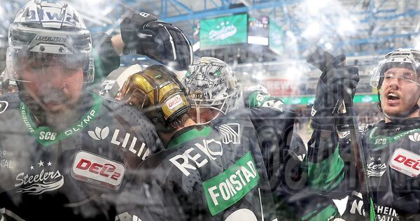 Mittendrin: Goldhelm Cole Fonstad wird von seinen Mitspielern für seinen Siegtreffer gefeiert. Mittendrin: Goldhelm Cole Fonstad wird von seinen Mitspielern für seinen Siegtreffer gefeiert.