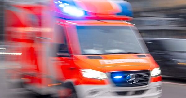 Der Rettungsdienst bringt den 76-Jährigen und seine Frau ins Krankenhaus. Der Rettungsdienst bringt den 76-Jährigen und seine Frau ins Krankenhaus.