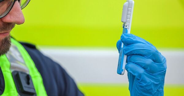 Die Polizei hat einen Drogenvortest gemacht. Die Polizei hat einen Drogenvortest gemacht.