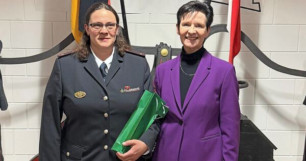 Die stellvertretende Beilsteiner Feuerwehrkommandantin Rebecca Bernet mit Bürgermeisterin Barbara Schoenfeld. Die stellvertretende Beilsteiner Feuerwehrkommandantin Rebecca Bernet mit Bürgermeisterin Barbara Schoenfeld.