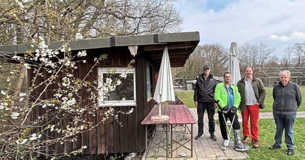 Eines der Bauwerke auf dem Bogenschießplatz, der laut Bima nicht mehr sicher ist. Auf dem Foto von links: MTV-Vizechef Reiner Kö Eines der Bauwerke auf dem Bogenschießplatz, der laut Bima nicht mehr sicher ist. Auf dem Foto von links: MTV-Vizechef Reiner Köttgen, Bogenschützen-Abteilungschef Jürgen Uhlmann, OB Matthias Knecht, Vereinsmitglied Manfred Herczig.