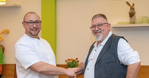 Nico Faisst (links) wird der neue Partner von Panagiotis Athanassiadis in der „Keglerklause“. Nico Faisst (links) wird der neue Partner von Panagiotis Athanassiadis in der „Keglerklause“.