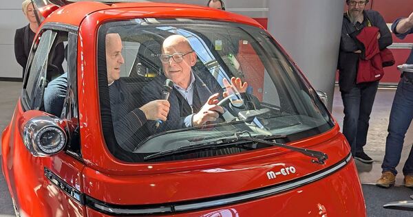 Landesverkehrsminister Winfried Hermann im Microlino (r). Landesverkehrsminister Winfried Hermann im Microlino (r).