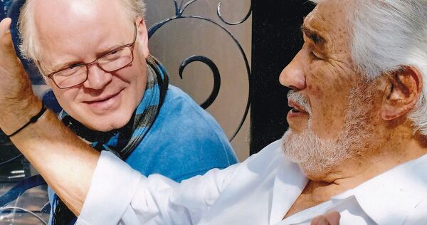 Hatten viel Spaß miteinander: Dominik Wessely im Gespräch mit dem Schauspiel-Giganten Mario Adorf 2017 bei den Dreharbeiten zu „ Hatten viel Spaß miteinander: Dominik Wessely im Gespräch mit dem Schauspiel-Giganten Mario Adorf 2017 bei den Dreharbeiten zu „Es hätte schlimmer kommen können“.