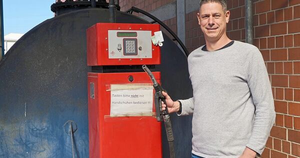 Andreas Kummer an der Dieseltankstelle auf dem Gelände des Asperger Transportunternehmens. Andreas Kummer an der Dieseltankstelle auf dem Gelände des Asperger Transportunternehmens.