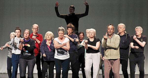 Einblick in die Proben-Arbeit: In dem Stück „CAREambolage“ entwickelt sich ein spannender, kollektiver Tanz-Akt, in dem sich all Einblick in die Proben-Arbeit: In dem Stück „CAREambolage“ entwickelt sich ein spannender, kollektiver Tanz-Akt, in dem sich alle Parteien vereint wiederfinden.