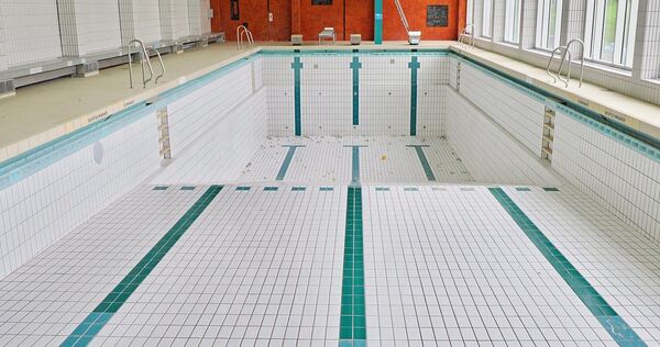 Im Marbacher Hallenbad ist schon seit 2022 kein Wasser mehr. Im Marbacher Hallenbad ist schon seit 2022 kein Wasser mehr.
