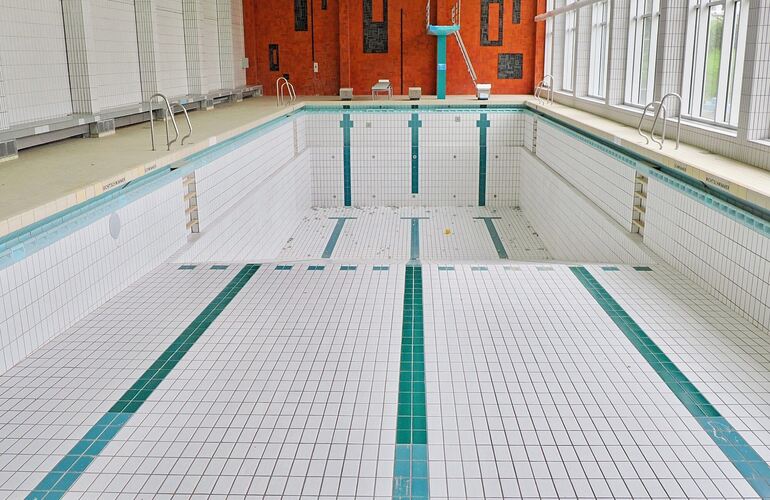 Im Marbacher Hallenbad ist schon seit 2022 kein Wasser mehr. Im Marbacher Hallenbad ist schon seit 2022 kein Wasser mehr.