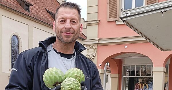 Tobias Göhner verkauft Artischocken aus Frankreich – auch auf dem Ludwigsburger Wochenmarkt. Tobias Göhner verkauft Artischocken aus Frankreich – auch auf dem Ludwigsburger Wochenmarkt.