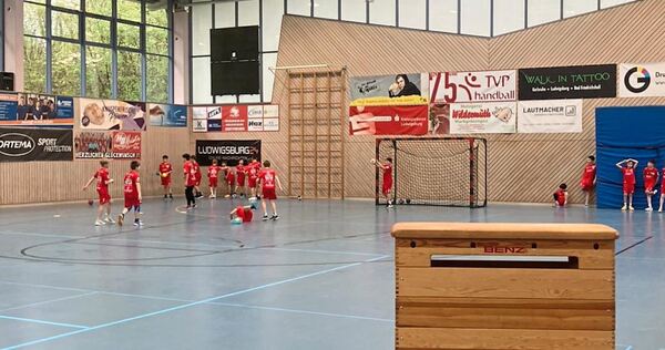 Bei den Übungen verbessern die jungen Handballer ihr Geschick im Passen und Werfen. Bei den Übungen verbessern die jungen Handballer ihr Geschick im Passen und Werfen.