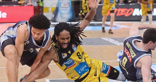 Die Berliner Jack Kayil (links) und Jonas Mattisseck (rechts) klauen Ludwigsburgs Terrell Harris den Ball. Foto: Baumann Die Berliner Jack Kayil (links) und Jonas Mattisseck (rechts) klauen Ludwigsburgs Terrell Harris den Ball.