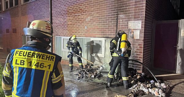 Die Feuerwehr ist mit 50 Einsatzkräften vor Ort. Die Feuerwehr ist mit 50 Einsatzkräften vor Ort.