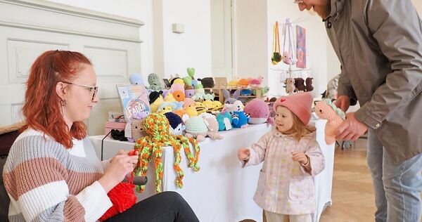 Elisa Schwarz beim Häkeln. Elisa Schwarz beim Häkeln.