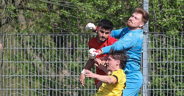Leonbergs Marco Seufert (vorne) im Luftduell mit FVL-Torhüter Leon Dobler (rechts) und Komninos Delkos.Foto: Baumann Leonbergs Marco Seufert (vorne) im Luftduell mit FVL-Torhüter Leon Dobler (rechts) und Komninos Delkos.