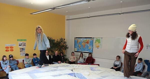 Adriana Fernandez-Falso und Lola Merz-Robinson überzeugen mit agilem, warm-sensiblem und zuweilen humorvollem Spiel. Adriana Fernandez-Falso und Lola Merz-Robinson überzeugen mit agilem, warm-sensiblem und zuweilen humorvollem Spiel.