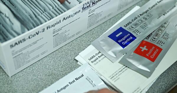 Eine ganze Kiste voll mit Nachweisen über durchgeführte Corona-Tests soll plötzlich vor dem Wohnhaus der Angeklagten aufgetaucht Eine ganze Kiste voll mit Nachweisen über durchgeführte Corona-Tests soll plötzlich vor dem Wohnhaus der Angeklagten aufgetaucht sein.