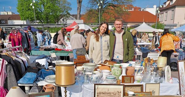Kunstdrucke, Kleidung und jede Menge Haushaltsgegenstände werden an diesem Stand zum Kauf angeboten. Kunstdrucke, Kleidung und jede Menge Haushaltsgegenstände werden an diesem Stand zum Kauf angeboten.