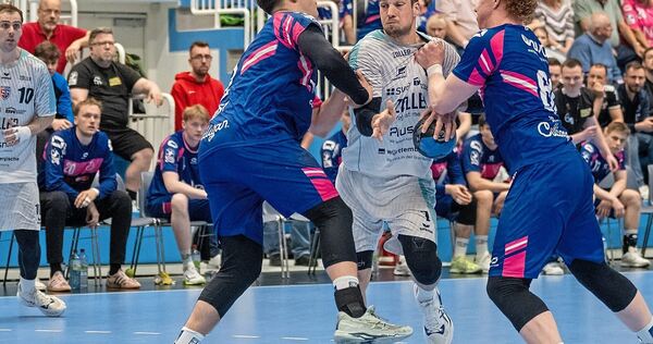 Gar nicht so einfach: Bietigheims Dominik Claus (Mitte) bekommt es gleich mit zwei Gegenspielern zu tun. Foto: Eibner Gar nicht so einfach: Bietigheims Dominik Claus (Mitte) bekommt es gleich mit zwei Gegenspielern zu tun.