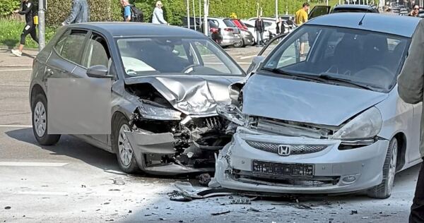Zwei Autos kollidieren auf der Schorndorfer Straße. Zwei Autos kollidieren auf der Schorndorfer Straße.