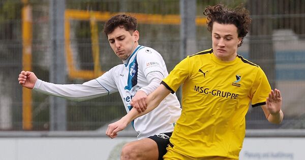 Chancenarmes Duell zweier VerfolgerTeams: Deniz Namdar (08, links) gegen Kornwestheims Gian Luca Diego Altobelli (SVK). Foto: Ba Chancenarmes Duell zweier VerfolgerTeams: Deniz Namdar (08, links) gegen Kornwestheims Gian Luca Diego Altobelli (SVK).