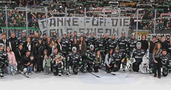 Abschlussfoto nach einer grandiosen DEL2-Saison: Die Eishockey-Profis der Bietigheim Steelers lassen sich mit ihren Familien vor Abschlussfoto nach einer grandiosen DEL2-Saison: Die Eishockey-Profis der Bietigheim Steelers lassen sich mit ihren Familien vor der Enztalkurve ablichten.
