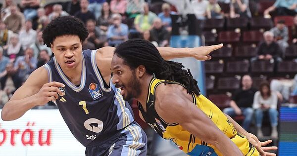 Terrell Harris (rechts) von den MHP Riesen gegen den Berliner Jack Kayil. Terrell Harris (rechts) von den MHP Riesen gegen den Berliner Jack Kayil.