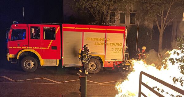 Die Feuerwehr rückte am frühen Sonntagmorgen in die Elmar-Doch-Straße aus. Die Feuerwehr rückte am frühen Sonntagmorgen in die Elmar-Doch-Straße aus.