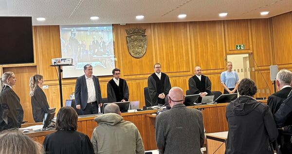 Die Strafkammer des Landgerichts Heilbronn am Montagmittag beim Prozessauftakt gegen die beiden Angeklagten, die versucht haben Die Strafkammer des Landgerichts Heilbronn am Montagmittag beim Prozessauftakt gegen die beiden Angeklagten, die versucht haben sollen, in Tamm einen Mann umzubringen.