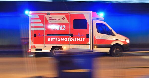 Der Rettungsdienst brachte den verletzten Autofahrer in ein Krankenhaus. Der Rettungsdienst brachte den verletzten Autofahrer in ein Krankenhaus.