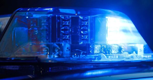 Das Blaulicht eines Polizeifahrzeugs blinkt. Das Blaulicht eines Polizeifahrzeugs blinkt.