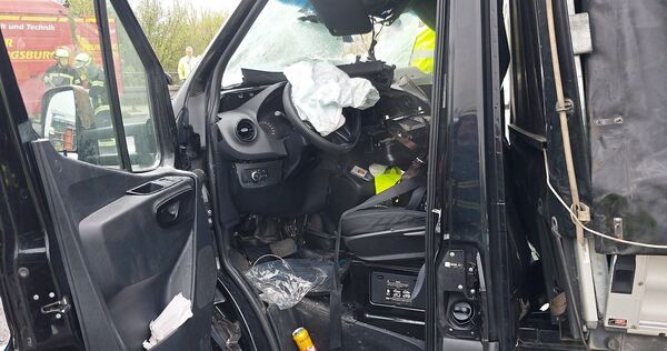 Der Fahrer dieses Lastwagens wurde eingeklemmt und verletzt. Der Fahrer dieses Lastwagens wurde eingeklemmt und verletzt.