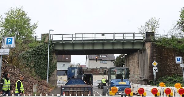 Kein Durchkommen mehr ist in der August-Bebel-Straße zwischen Teinacher Straße und Talallee/Kurfürstenstraße. Kein Durchkommen mehr ist in der August-Bebel-Straße zwischen Teinacher Straße und Talallee/Kurfürstenstraße.