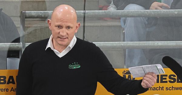 Dauerhaft in der Chefrolle? Coach Boris Blank kommuniziert beim sechsten Halbfinalspiel gegen Kassel mit Steelers-Spielern. Foto Dauerhaft in der Chefrolle? Coach Boris Blank kommuniziert beim sechsten Halbfinalspiel gegen Kassel mit Steelers-Spielern.